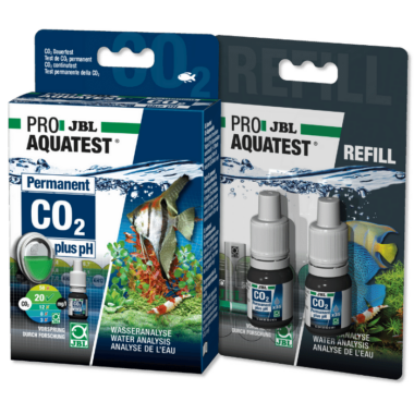 Dieser dauerhaft anzeigende Test zeigt dem Aquarianer jederzeit den pH-Wert und den CO2-Gehalt des Aquarienwassers durch eine Färbung an. So kann 24 h am Tag abgelesen werden, ob der pH-Wert im optimalen Bereich liegt und den Pflanzen tagsüber ausreichend CO2 als Hauptnährstoff zur Verfügung steht. Wie funktioniert der Test genau? Das im Aquarienwasser gelöste CO2 diffundiert im Behälter des Permanent-Tests durch die Luftsäule in die enthaltene Indikatorflüssigkeit und löst sich darin. Es entsteht ein bestimmter pH-Wert, der zur Verfäbung der Indikatorflüssigkeit führt. Die Farbe entspricht einem bestimmten pH-Wert und je nach Karbonathärte des Wassers kann abgelesen werden, ob der resultierende CO2 Gehalt zuviel, zuwenig oder optimal ist. Sollte dem Aquarienwasser außer CO2 ein anderer pH-senkender oder erhöhender Stoff (z.B. pH-Minus) zugegeben werden, kann dieser ja nicht durch die Luftsäule im Permanent-Test diffundieren und sich so NICHT auf die Indikatorflüssigkeit auswirken. Der dann angezeigte pH-Wert wäre also nicht korrekt. Er zeigt nur korrekt an, wenn es neben CO2 KEINEN weiteren pH-beeinflussenden Stoff im Wasser gibt. Wie lange dauert es, bis der Test richtig anzeigt? Der Test ist bauartbedingt etwas träge, denn das CO2 Gas muss erstmal durch die Luftsäule im Testgefäß in die Indikatorflüssigkeit "wandern" und kann dann erst angezeigt werden. Es kann also durchaus eine Stunde dauern, bis der Test erstmalig den aktuellen CO2-Gehalt des Aquarienwassers anzeigt. Empfohlener CO2-Gehalt: Süßwasseraquarium (Gesellschaftsaquarium): 15-35 mg/l; Malawi- Tanganjikasee-Aquarium: 4-10 mg/l; Pflanzenaquarien mit wenigen Fischen (Aquascaping): 20-35 mg/l