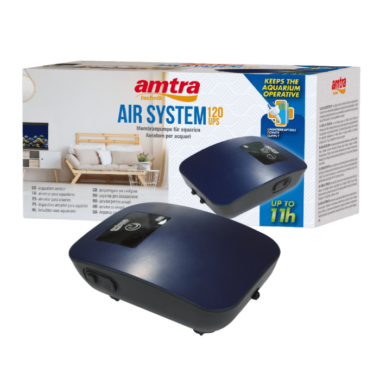 AMTRA AIR SYSTEM UPS ist eine äußerst effiziente und leise Aquarienluftpumpe, die die normale Funktion mit einer sehr wichtigen LIFE-SAVING-Funktion für Fische, Garnelen, Korallen und Pflanzen integriert. AMTRA AIR SYSTEM UPS ist in der Tat in der Lage, auch ohne Strom dank der leistungsstarken Lithiumbatterie zu arbeiten. Dank der „Standby“-Funktion wird die Pumpe im Falle eines elektrischen Verdunkelungseffekts automatisch das Risiko des Todes von Fischen, Korallen und Filterbakterien verhindern. Elektrische Stromausfälle, vor allem bei Sommerstürmen, sind die Hauptursache für den zufälligen Einsturz von Aquarien, sowohl im Meerwasser als auch im Süßwasser. Das Fehlen von Elektrizität verursacht den Stopp der Wasserzirkulation und den daraus resultierenden Tod der filternde Bakterienflora. In dieser Situation fehlt Sauerstoff und die Anhäufung umweltschädlicher Elemente akzentuiert das Problem, das bei Fischen Erstickung verursacht. Darüber hinaus ist der Mangel an Wasserbewegung für Korallen in Meeresaquarien tödlich, die beim Sterben sehr gefährliche Giftstoffe für alle anderen im Becken vorhandenen Tiere freisetzen können. AMTRA AIR SYSTEM UPS verhindert diese Gefahren, ob Ihr Aquarium eine Luftpumpe im Betrieb 24/24 h benötigt oder dass die Luftpumpe nur installiert ist, um diese Situationen zu verhindern: – bei einer Luftpumpe im Betrieb 24/24 h, wenn der Strom ausläuft, funktioniert die Luftpumpe weiterhin regelmäßig, pumpt Luft und reichert das Wasser mit kostbarem Sauerstoff an und erzeugt Wasserbewegung – im Falle eines Tanks, in dem die Luftpumpe im „Standby“-Modus installiert wird, ohne die Luftpumpe läuft, wird das Gerät automatisch und sofort aktiviert, wenn ein Stromausfall, also Luftpumpen und Wasserfluss im Aquarium erzeugt werden. Die Luftpumpe kann auch für den Fischtransport verwendet werden: Neben dem normalen Batteriebetrieb ist sie mit einem Ladekabel mit Standard-USB-Anschluss ausgestattet, so dass sie an eine Tiefspannungsquelle (z.B. im Auto) angeschlossen werden kann. Die Funktion „PULSE“ (in Modellen mit dieser Taste) ermöglicht es der Luftpumpe, 10 Sekunden lang automatisch und 10 Sekunden zu arbeiten, wodurch die Batterieladungsdauer effektiv verdoppelt wird. AMTRA AIR SYSTEM UPS enthält das gesamte nützliche Zubehör für seine Installation: 4/6mm-Röhre, Rückschlagventil, Feinluftverstellventil, Y-Beschlag und Luftblasenluftstein. Diese Zubehörteile sind „doppelt“ in den beiden Auslassluftpumpenmodellen (die 120 und 360). Doppelsystem der Anti-Vibrations-Füße zur Minimierung des Lärms: innen zwischen Motor und Kunststoffgehäuse und außen im 4 Fuß Punkt. VERFÜGBAR: 60 lt / h AMTRA AIR SYSTEM 60 UPS – 1 OUTPUT – 5 Volt 0,4 Watt – BATTERY LIFE 20 Stunden – ITEM CODE A6076392 120 l / h AMTRA AIR SYSTEM 120 UPS – 2OUTPUTS – 5 Volt 0.7 Watt – BATTERY LIFE 11 Stunden – Funktion „PULSE“ – ITEM CODE A6076393 360 l / h AMTRA AIR SYSTEM 360 UPS – 2 OUTPUTS – 5 Volt 0.8 Watt – BATTERY LIFE 14 Stunden – „PULSE“-Funktion – Netzpaneeleinstellung – ITEM CODE A6076394