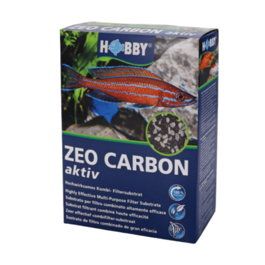 Zeo Carbon aktiv ist ein hochwirksames Kombi- Filtersubstrat aus hochwertiger Aktivkohle und besonders reinem Zeolith. Es beseitigt Gerüche, Medikamentenrückstände, Chlor und organische Abfallstoffe, die durch Umwandlung entstehen. Es senkt zudem den Phosphat- und Ammoniakgehalt und fördert eine rasche Bakterienkultur. Diese positiven Eigenschaften hemmen den Algenwuchs und machen das Wasser klar und giftfrei. Während der medikamentösen Behandlung von Fischen sollte nicht über Kohle gefiltert werden.